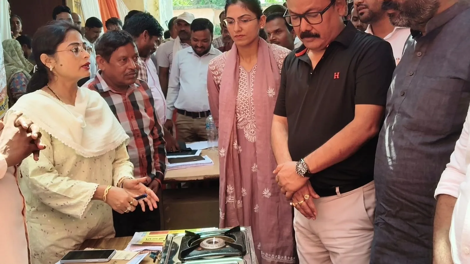 बरेली के आंवला तहसील में शनिवार, 3 अक्टूबर 2026 को जिलाधिकारी अविनाश सिंह की अध्यक्षता में सम्पूर्ण समाधान दिवस हुआ।