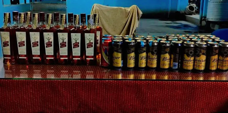 नगर परिषद वारिसलीगंज के बलवापर गांव में 29 लीटर विदेशी शराब बरामद,तस्कर फरार