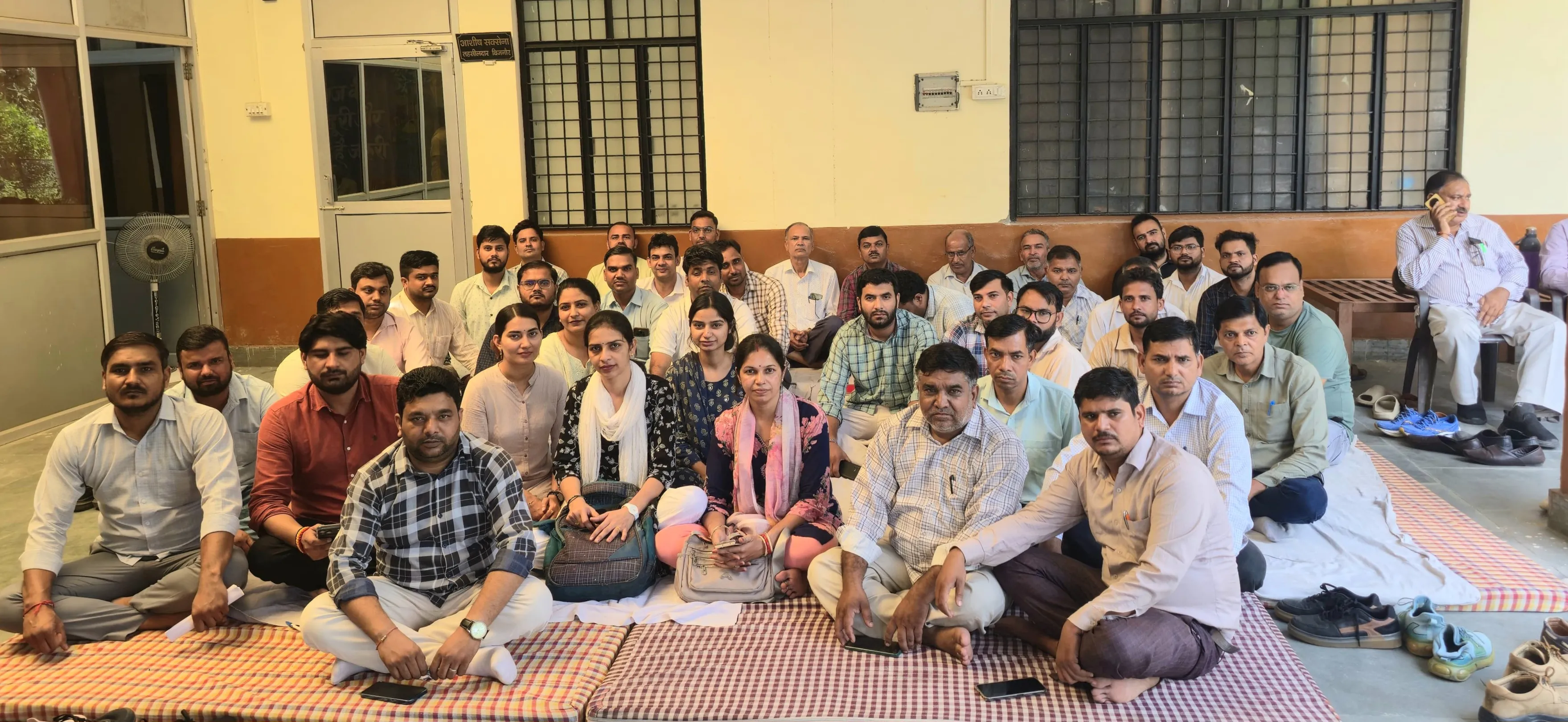 8 सूत्रीय मांगों को लेकर लेखपालों का धरना, तहसील परिसर में गूंजा विरोध