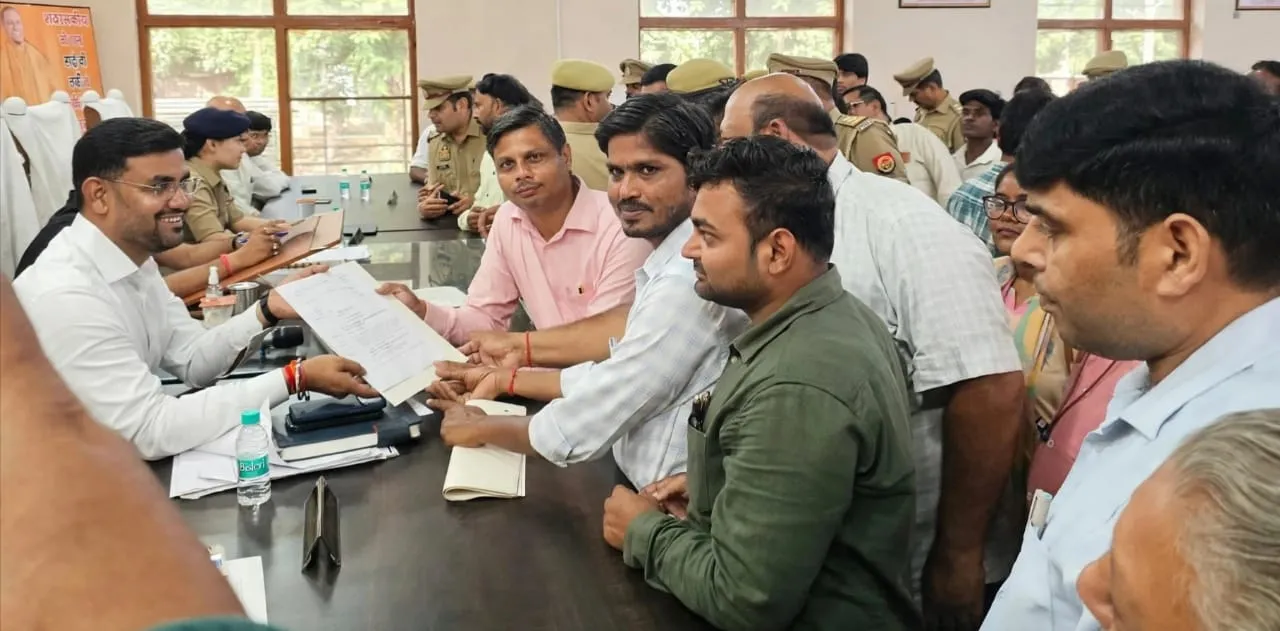 बरेली  आंवला वेतन विसंगति, पदोन्नति, अंतरमंडलीय तबादले और भत्तों में बढ़ोतरी समेत आठ मांगों को लेकर लेखपालों का आंदोलन