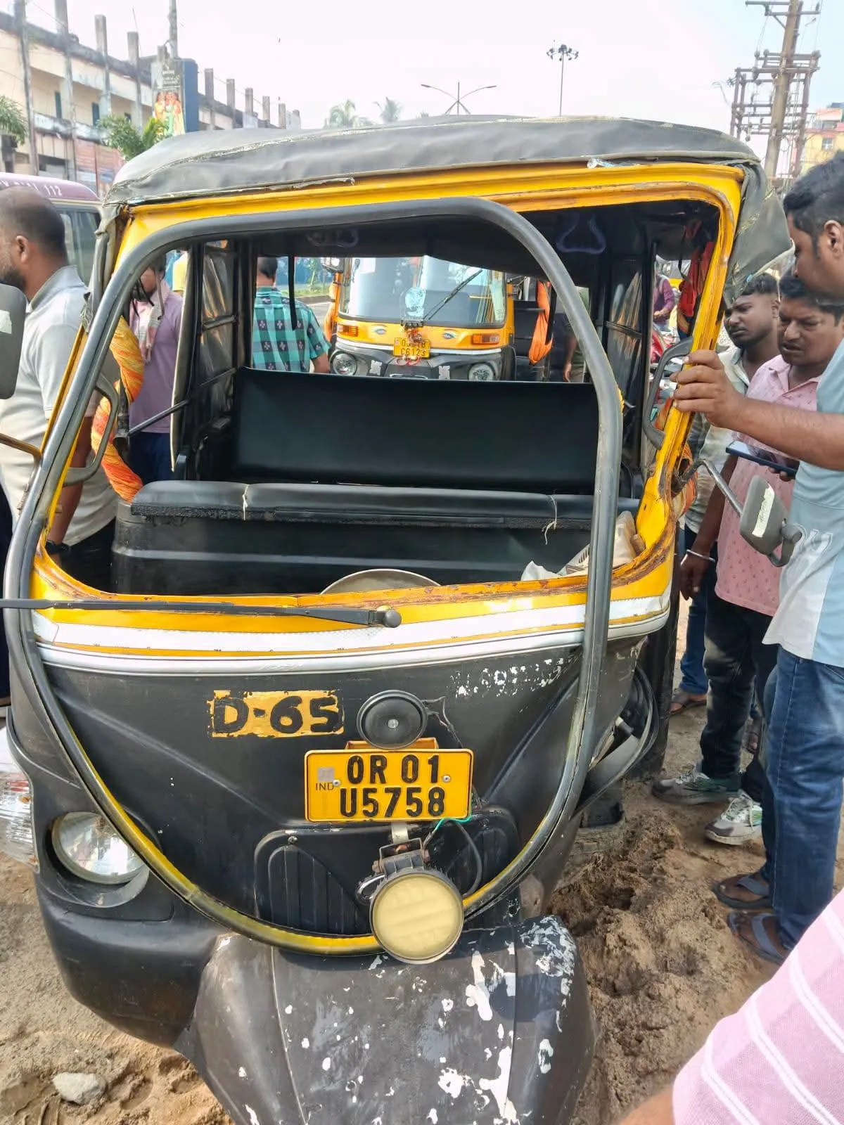 🚨 BIG BREAKING | ବାଲେଶ୍ୱର ଷ୍ଟେସନ ଛକରେ ବାଇକ୍–ଅଟୋ ମୁହାଁମୁହିଁ ଧକ୍କା, ୨ ଚାଳକ ଗୁରୁତର
