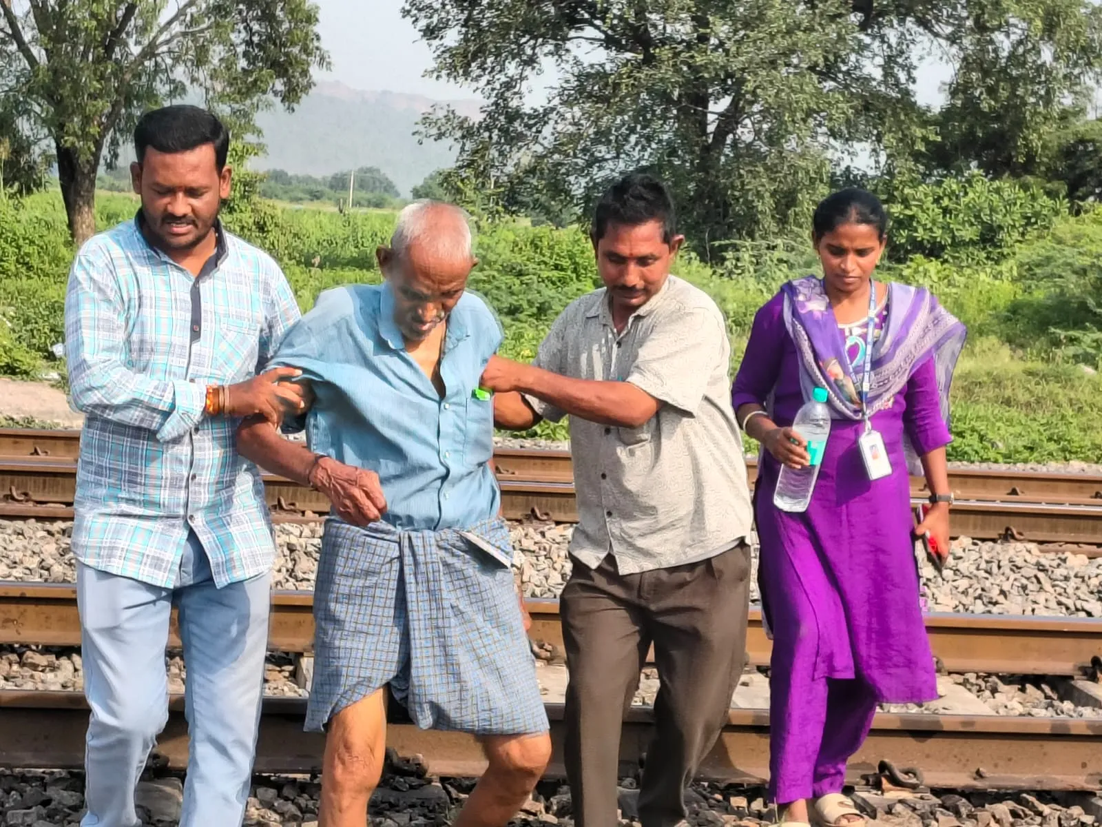 రైల్వే పట్టాలపై ఆత్మహత్యాయత్నం.. వృద్ధుడిని రక్షించి వృద్ధాశ్రమానికి తరలింపు