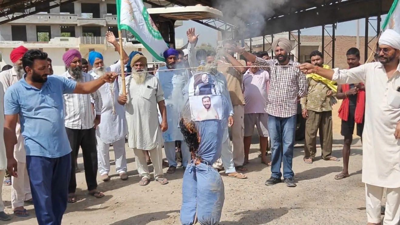 धान खरीद में कैपिंग और पंजीकरण की दिक्कतों के विरोध में बीकेई ने रोड़ी मंडी में फूंका सरकार का पुतला