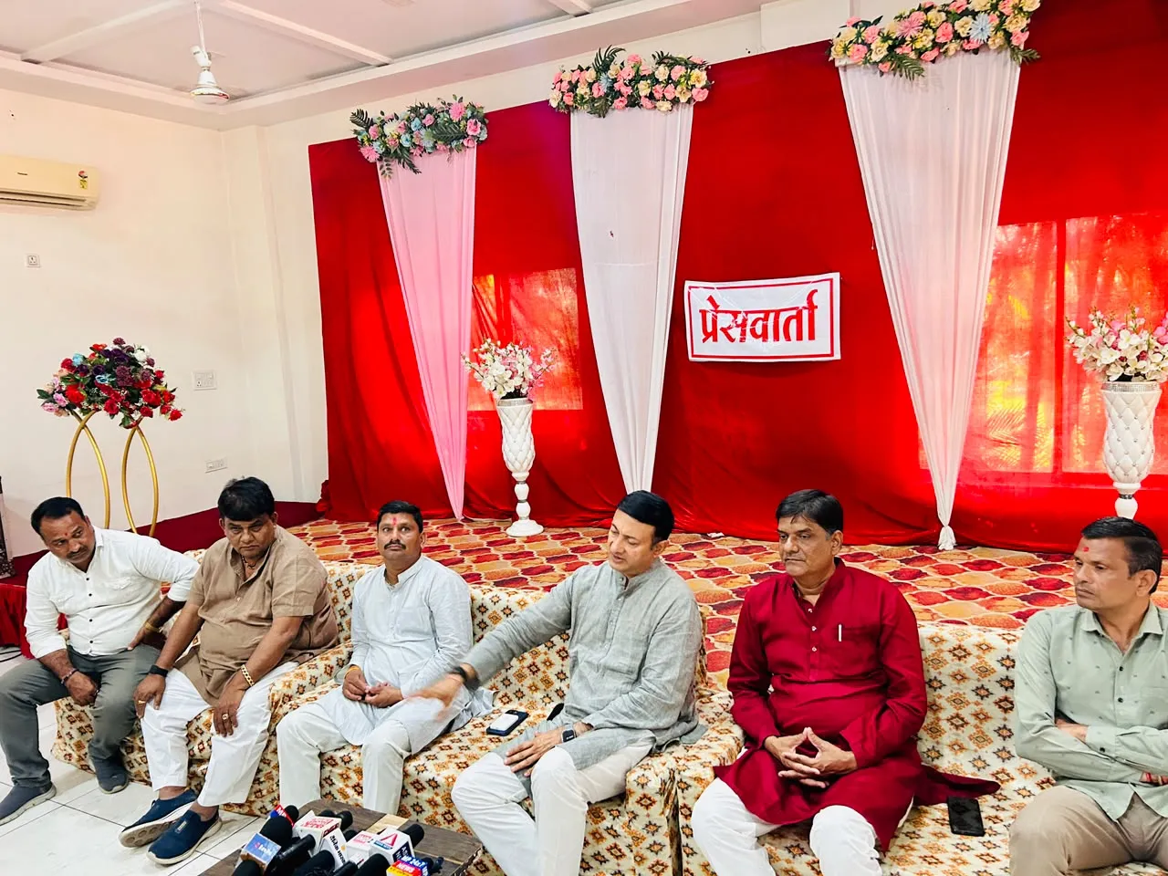 पूर्व मंत्री दत्तीगांव ने प्रेसवार्ता कर अपने कार्यकाल में हुए काम गिनाएं,