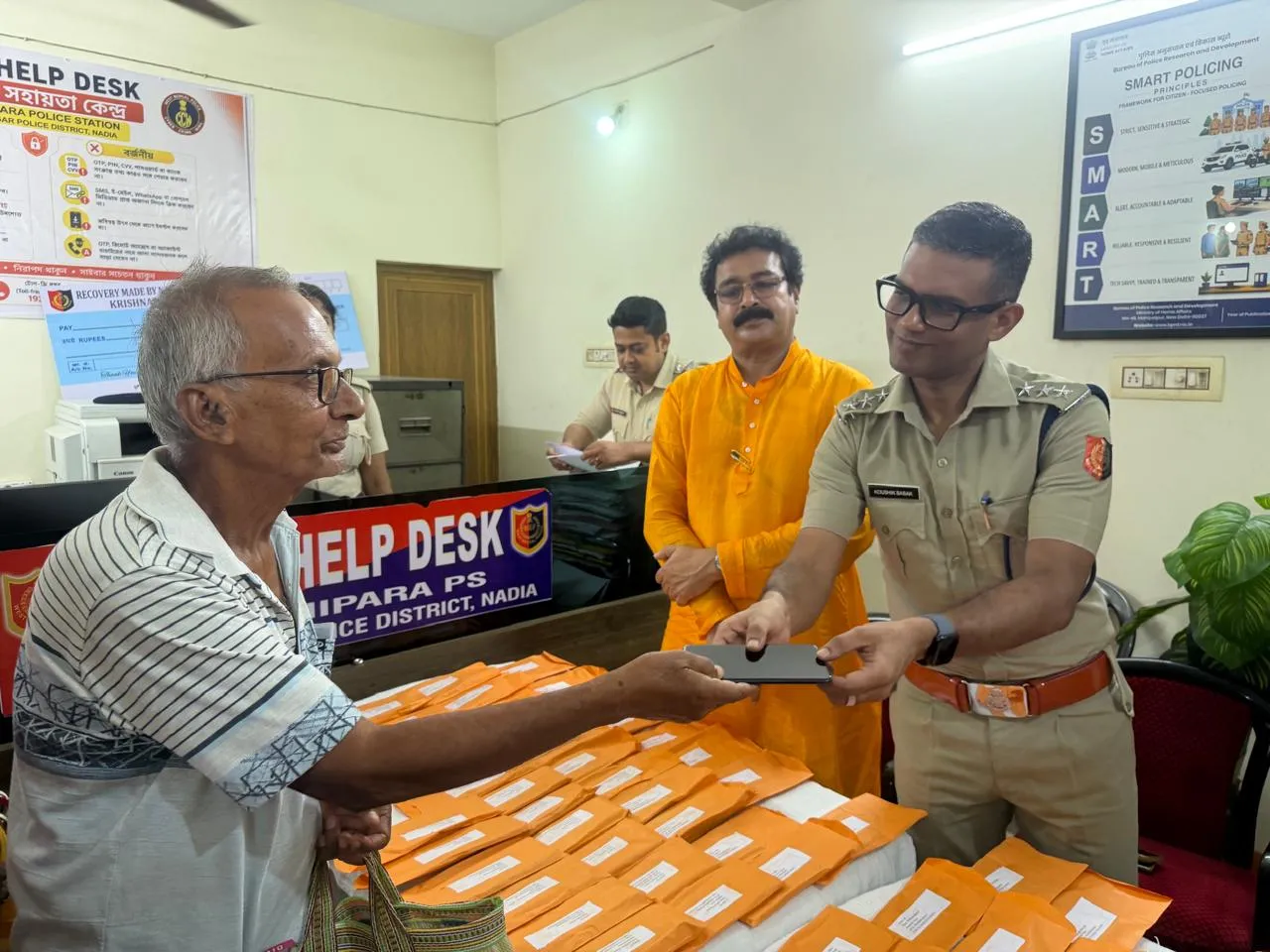 চুরি ও হারিয়ে যাওয়া একশোটি মোবাইল মোবাইল মালিকের হাতে ফিরিয়ে দিল নাকাশিপাড়া পুলিশের সাইবার ক্রাইম