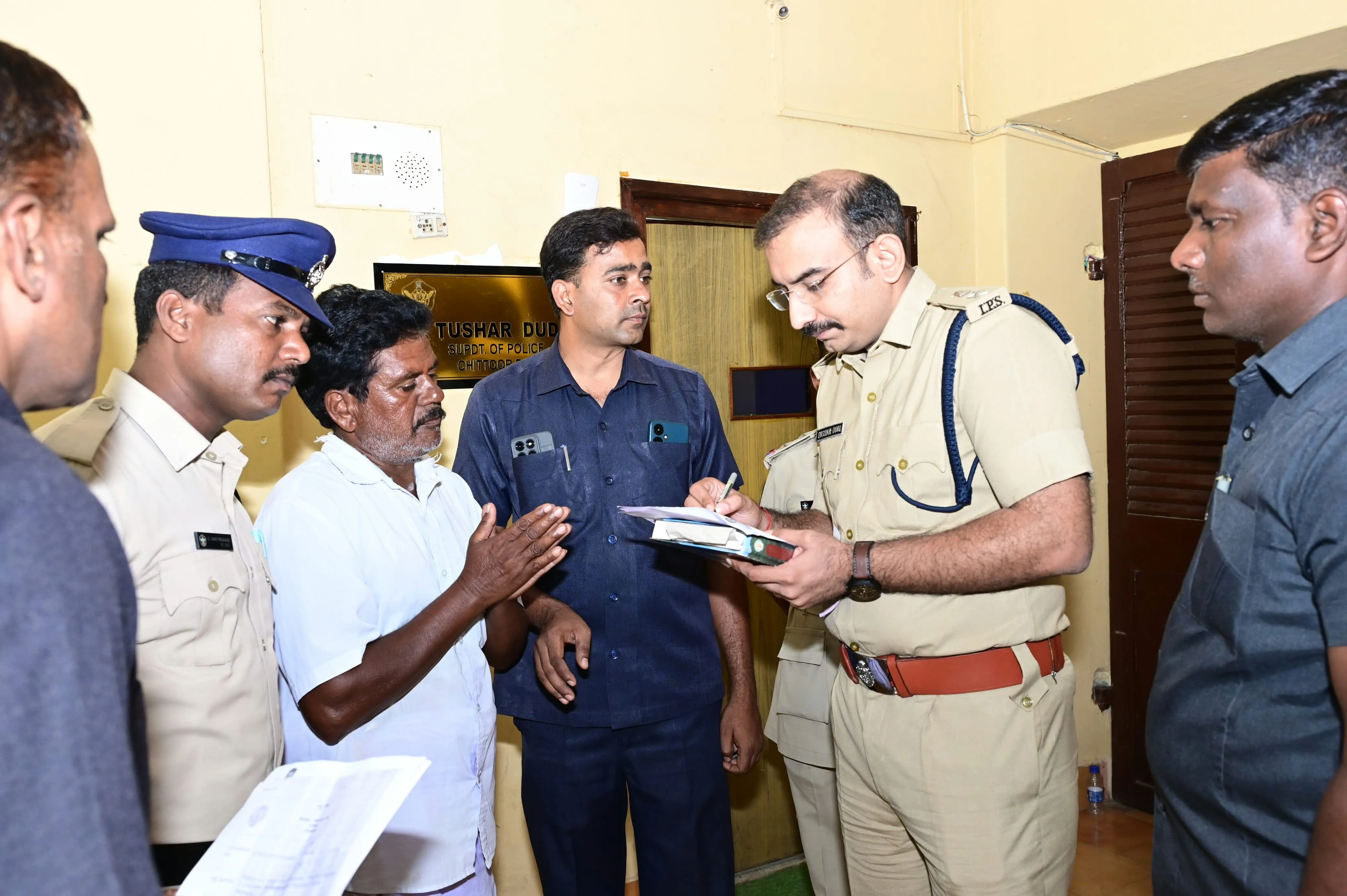 SP ने लोगों की शिकायतों को सुलझाने को प्राथमिकता दी

ज़िला SP तुषार डूडी को 40 शिकायतें मिलीं और उन्होंने अधिकारियों को