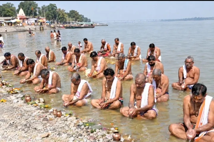 श्राद्ध पक्ष : पितरों की आत्मशांति के लिए हंडिया के रिद्धनाथ घाट पर उमड़ी श्रद्धालुओं की भीड़