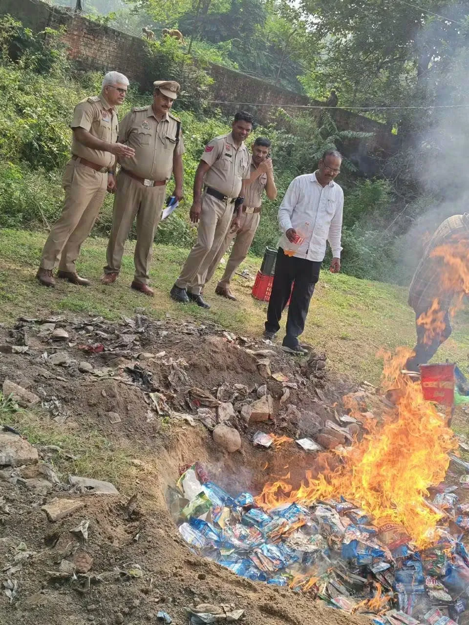 ऑपरेशन कवच: पंचकूला में स्कूलों के बाहर बिक रहा लाखों का नशा पकड़ा, पुलिस ने जलाकर किया खाक