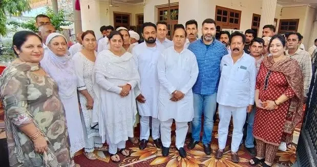 भीड़ और काफिले से दूर, घर-घर पहुंच रहे गोकुल सेतिया
