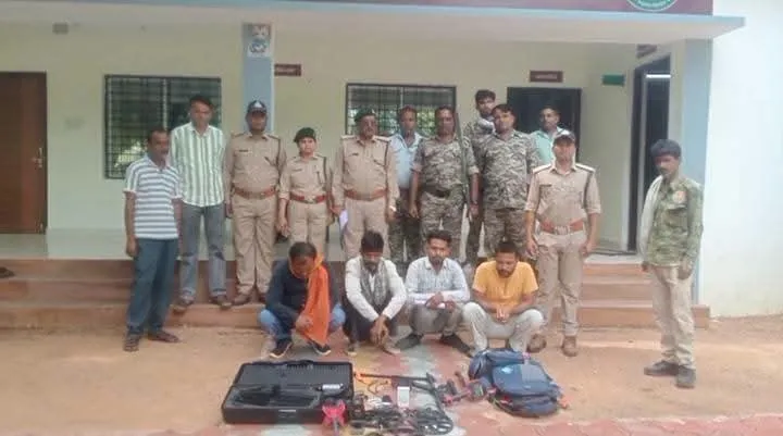 दफीना की तलाश मै खुदाई करते मशीन सहित गिरफ्तार