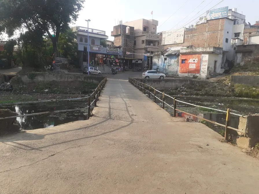पुलिया के बीच में रेलिंग नहीं, खुला रास्ता चाहते हैं शारदा मार्केटवासी