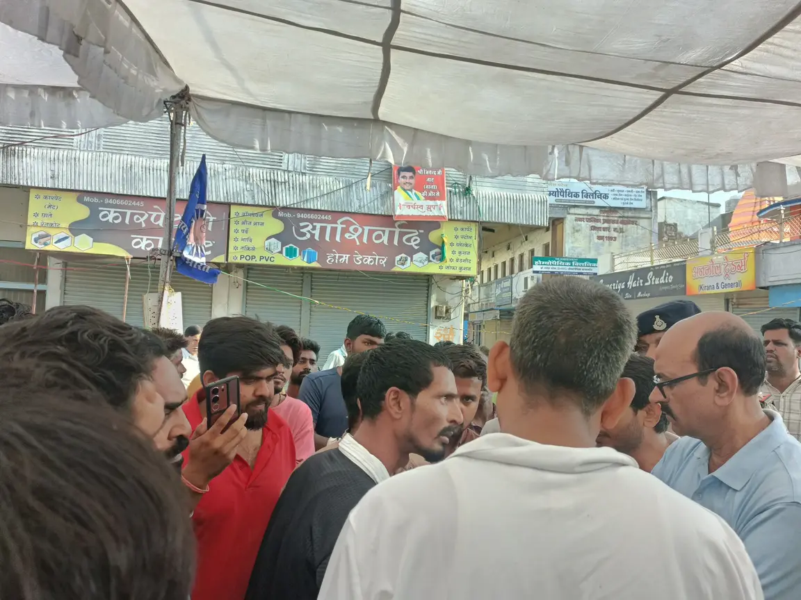 खुद झाड़ू उठाकर सफाई शुरू करने की कोशिश की, तो हड़ताली सफाई कर्मचारियों ने इसका तीखा विरोध और हंगामा (प्रतिकार) किया।