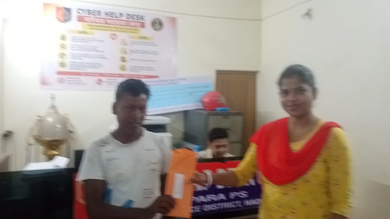 এক বছর পর হারিয়ে যাওয়া মোবাইল ফেরত পেয়ে খুশি মোবাইল মালিক নাকাশীপাড়া থানার সাইবার ক্রাইমকে ধন্যবাদ জানালেন।