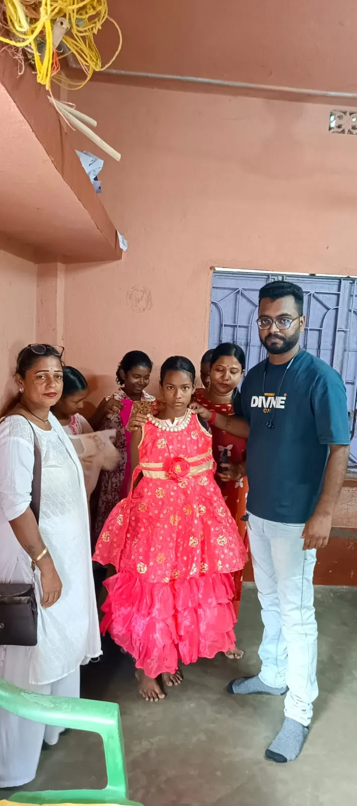 চাকদহের ‘আলোর ইশকুল’-এর উদ্যোগে শিশুদের হাতে নতুন পোশাক
