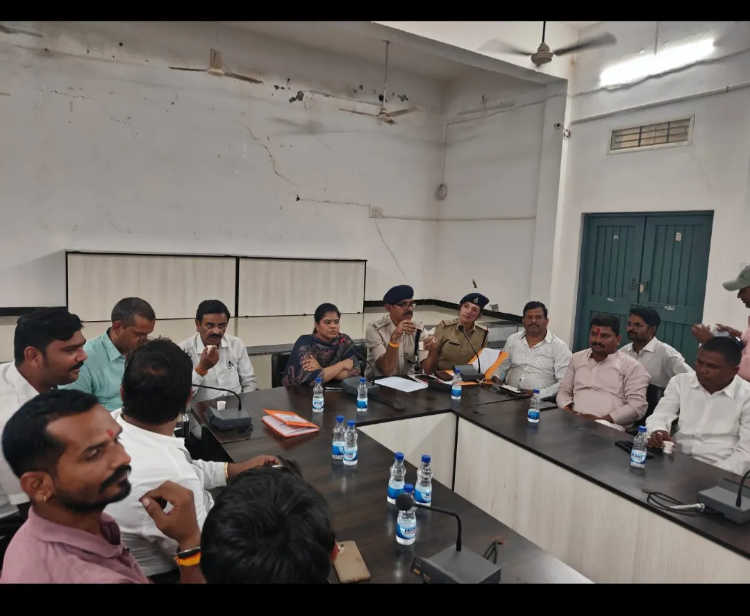 विभिन्न सामाजिक संगठनों, गरबा समितियों एवं आयोजन प्रमुखों की बैठक आयोजित की गई।