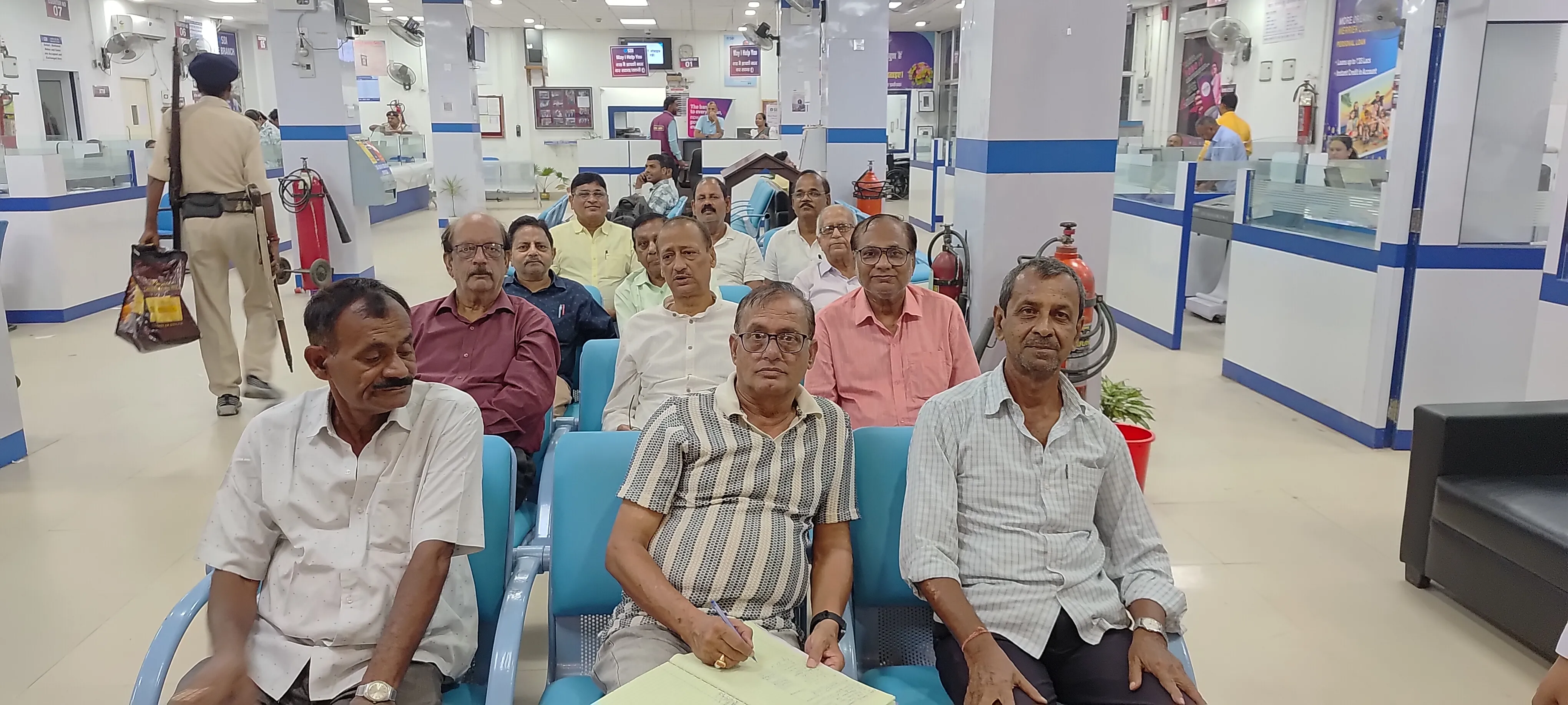 भारतीय स्टेट बैंक पूर्णिया शाखा मे पेंशनर समाज के लिए दो दिवसीय आँख जांच शिविर लगाया गया