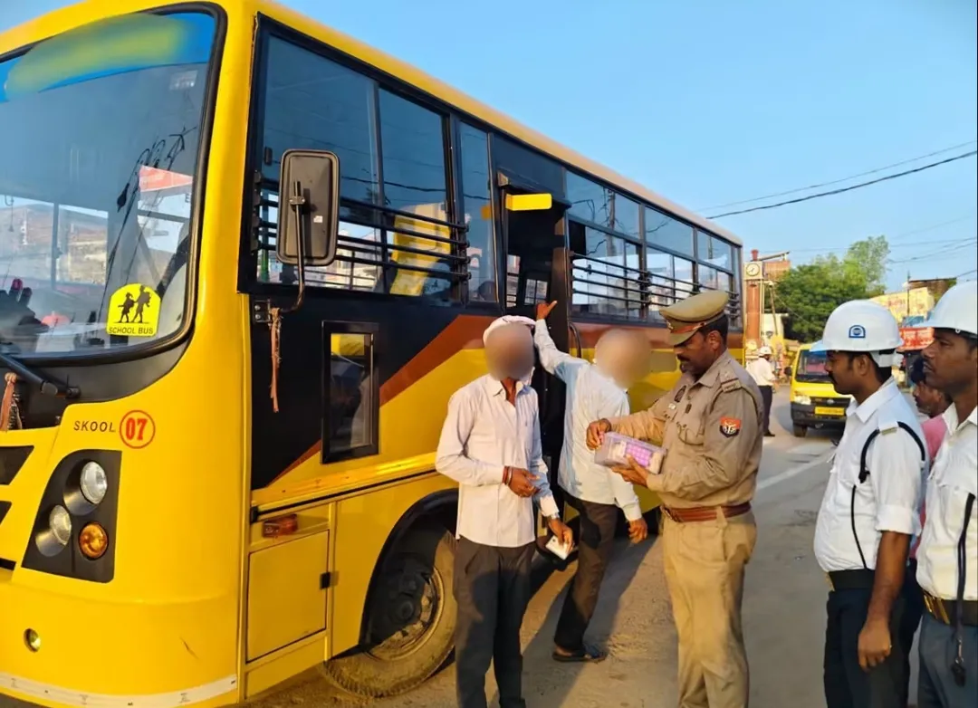 महराजगंज स्कूली वाहनों की चेकिंग में 5 का चालान, 10 हजार रुपये का जुर्माना