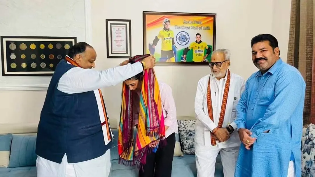 पूर्व राज्यपाल प्रो. गणेशी लाल ने गांव जोधकां पहुंचकर सविता पूनिया को दी बधाई