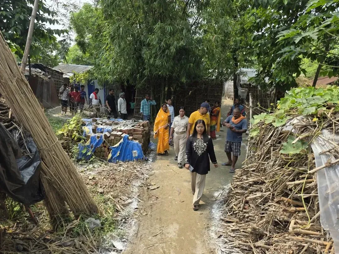 पूर्णिया जिला पदाधिकारी श्री अंशुल कुमार भा०प्र०से० के मार्गदर्शन में क्षेत्र भ्रमण पर निकले अधिकारी