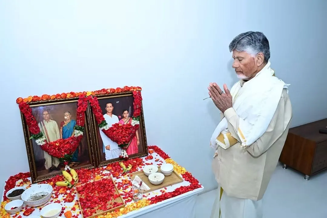 భాద్రపద బహుళ అమావాస్య ఆచారాల పరంగా అత్యంత విశిష్టమైన రోజు. ఈ రోజును మహాలయ అమావాస్య, సర్వపితృ అమావాస్య అని కూడా పిలుస్తార