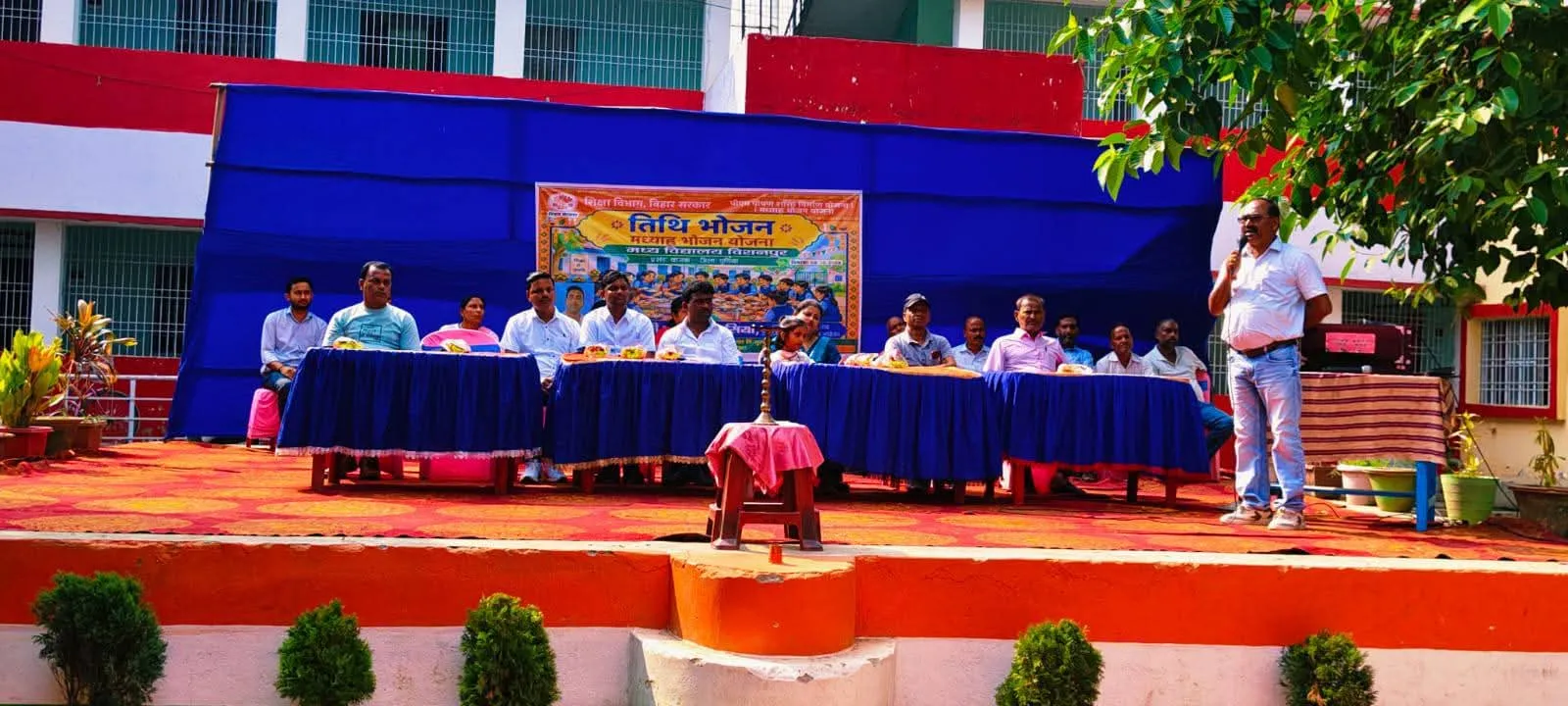 मध्य विद्यालय बिशनपुर संकुल:- प्लस टू उत्क्रमित उच्च विद्यालय बिशनपुर 
प्रखंड:- कस्बा, जिला:- पूर्णिया में भोजन का आयोजन