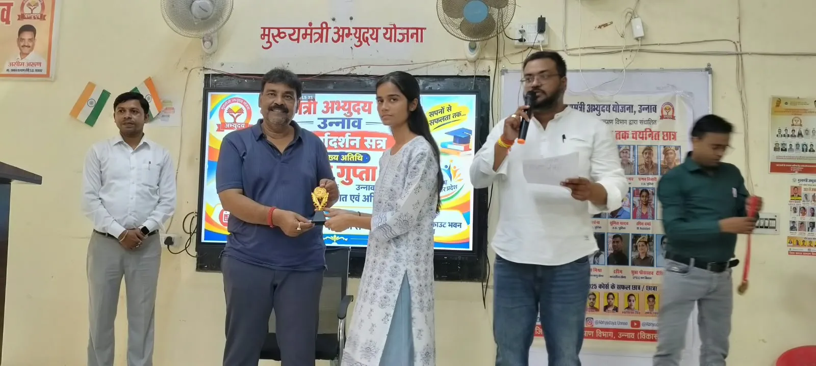 उन्नाव में मेधावी अभ्यर्थियों का सम्मान, विधायक पंकज गुप्ता ने बढ़ाया युवाओं का उत्साह