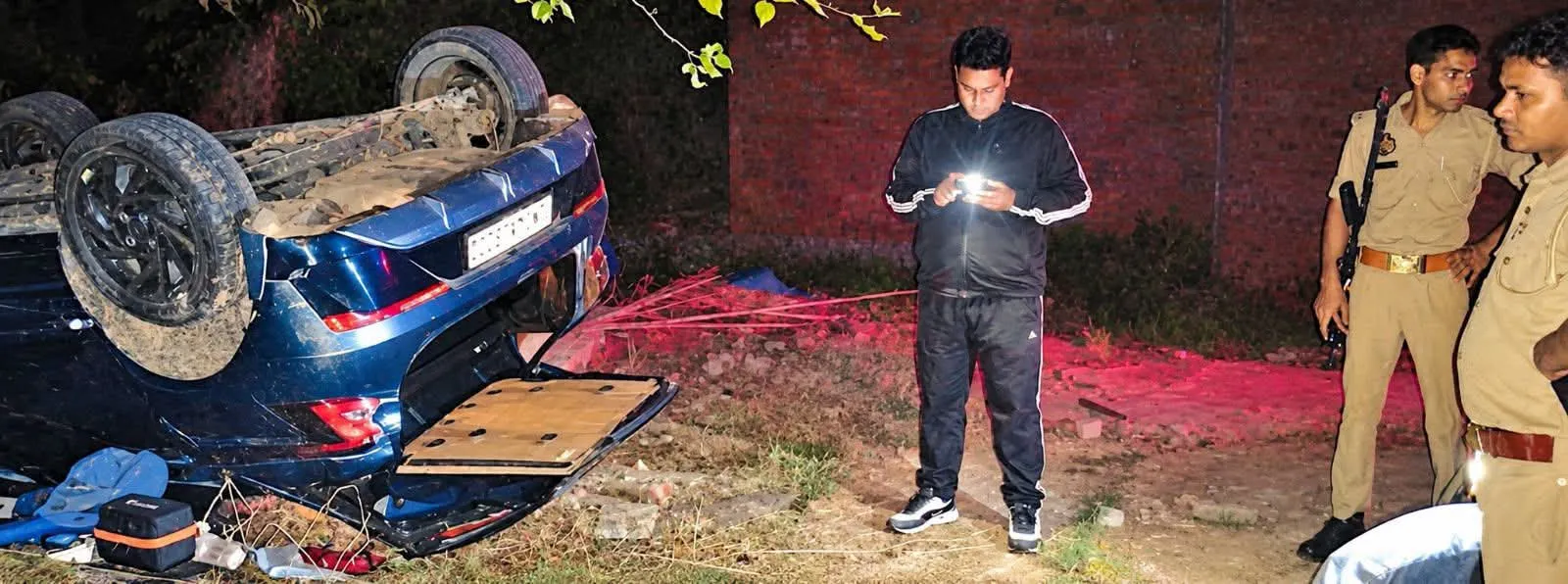 ब्रेकिंग न्यूज़ आगरा में बेकाबू कार सेंट जॉन्स कॉलेज की दीवार तोड़ 10 फीट नीचे गिरी