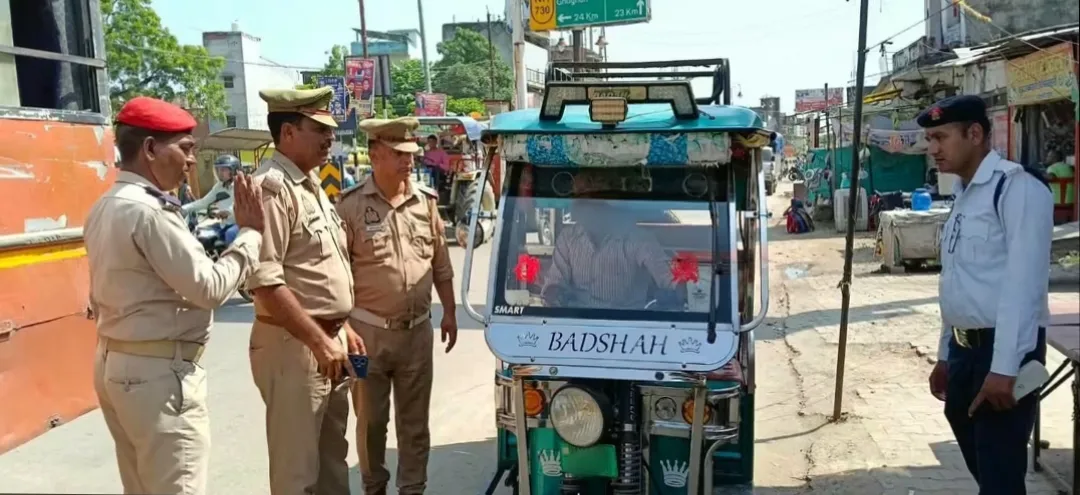 महराजगंज में नाबालिग ई-रिक्शा चालकों पर यातायात पुलिस की कार्रवाई, चालान के साथ कई वाहन सीज