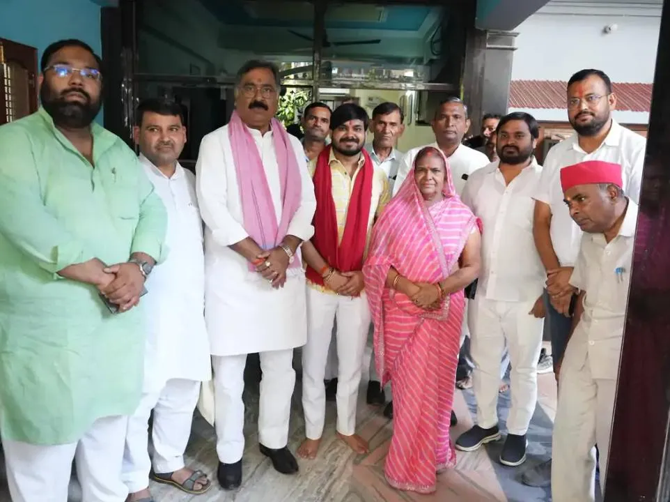 अमेठी में एमएलसी चुनाव की दस्तक, डॉ. संजयन त्रिपाठी ने महारानी प्रजापति से मांगा साथ