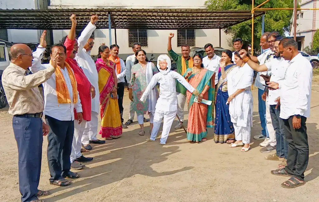 जेएनयू प्रोफेसर एवं सांसद बीमोल अकोईजम के खिलाफ भाजपा महिला मोर्चा का प्रदर्शन, पुतला दहन कर कार्रवाई की मांग