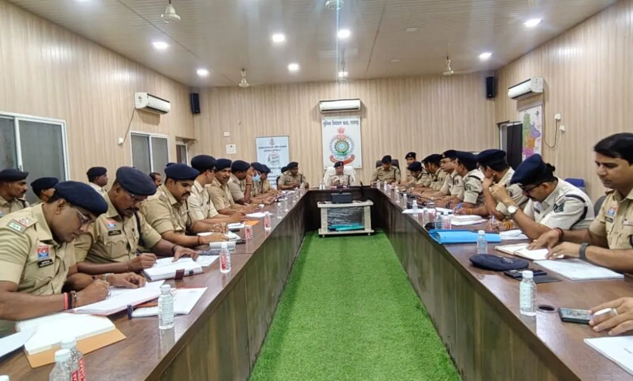 रायगढ़ एसएसपी शशि मोहन सिंह ने ली अपराध समीक्षा बैठक, थाना-चौकी प्रभारियों को दिए निर्देश