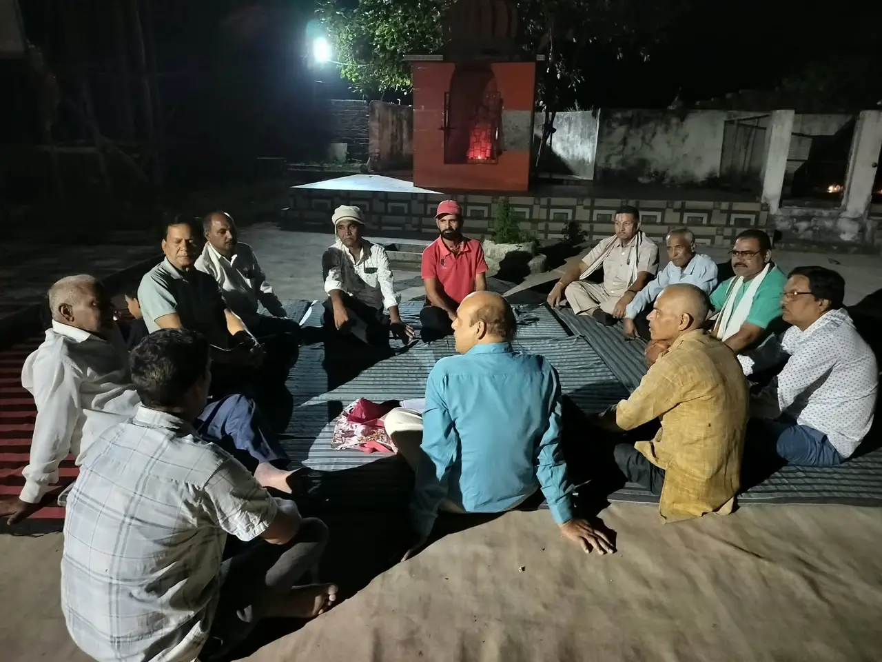आज लाल नगर में पूर्व निर्धारित समयानुसार बैठक संपन्न हुई.बैठक में प्रमुख रूप से श्री दयाराम मिश्रा,श्री राजभानमिश्रा,नरे