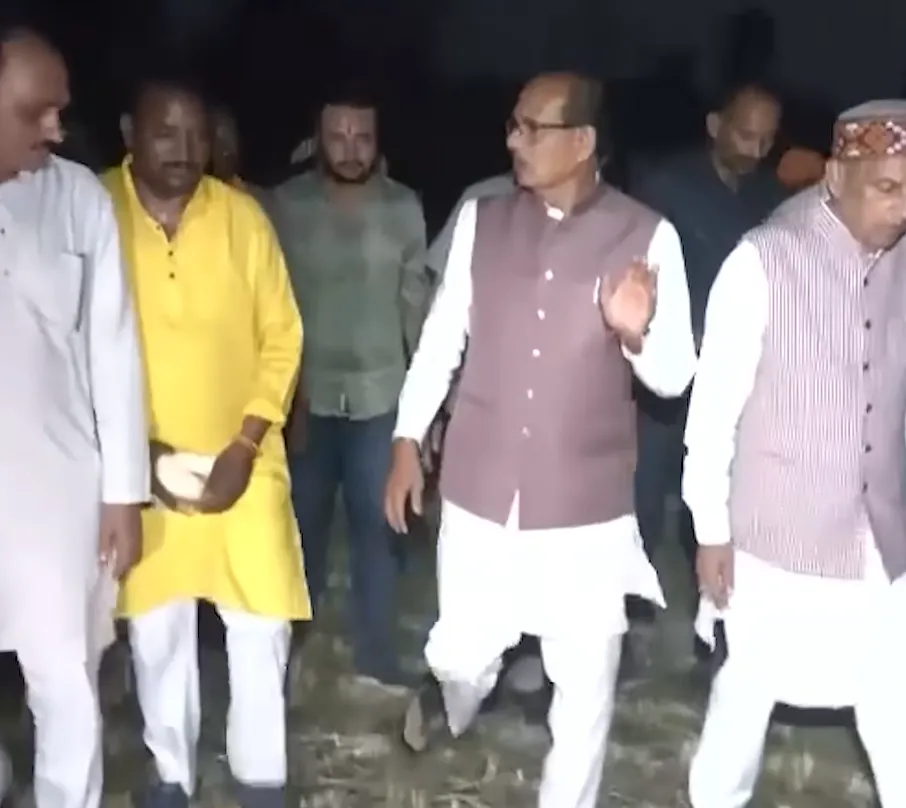 बच्चों की चीखें, महिलाओं के आंसू… ओसनी गांव की दर्दनाक कहानी
12 आदिवासी परिवारों के घर तोड़े जाने का आरोप, शिवराज सिंह