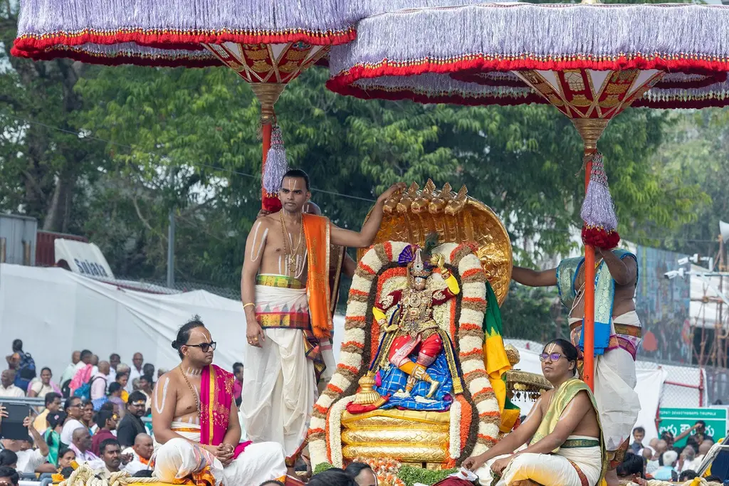 చిన్నశేష వాహనంపై ద్వారకా శ్రీకృష్ణుడి అలంకారంలో శ్రీ మలయప్పస్వామి
 దివ్యదర్శనం

గోవింద నామస్మరణలు.. మంగళవాయిద్యాలు.. కోల