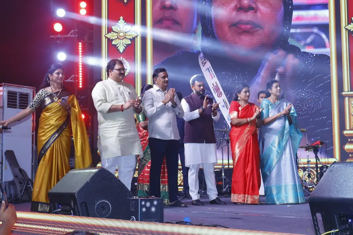 కృష్ణమ్మ ఒడిలో సంబరాల సందడి, ఇంద్రకీలాద్రిపై దసరా వైభవం, విజయవాడ వీధుల్లో సంస్కృతి సోయగం! 

ఈ నెల 13న తమిళనాడు ముఖ్యమంత్