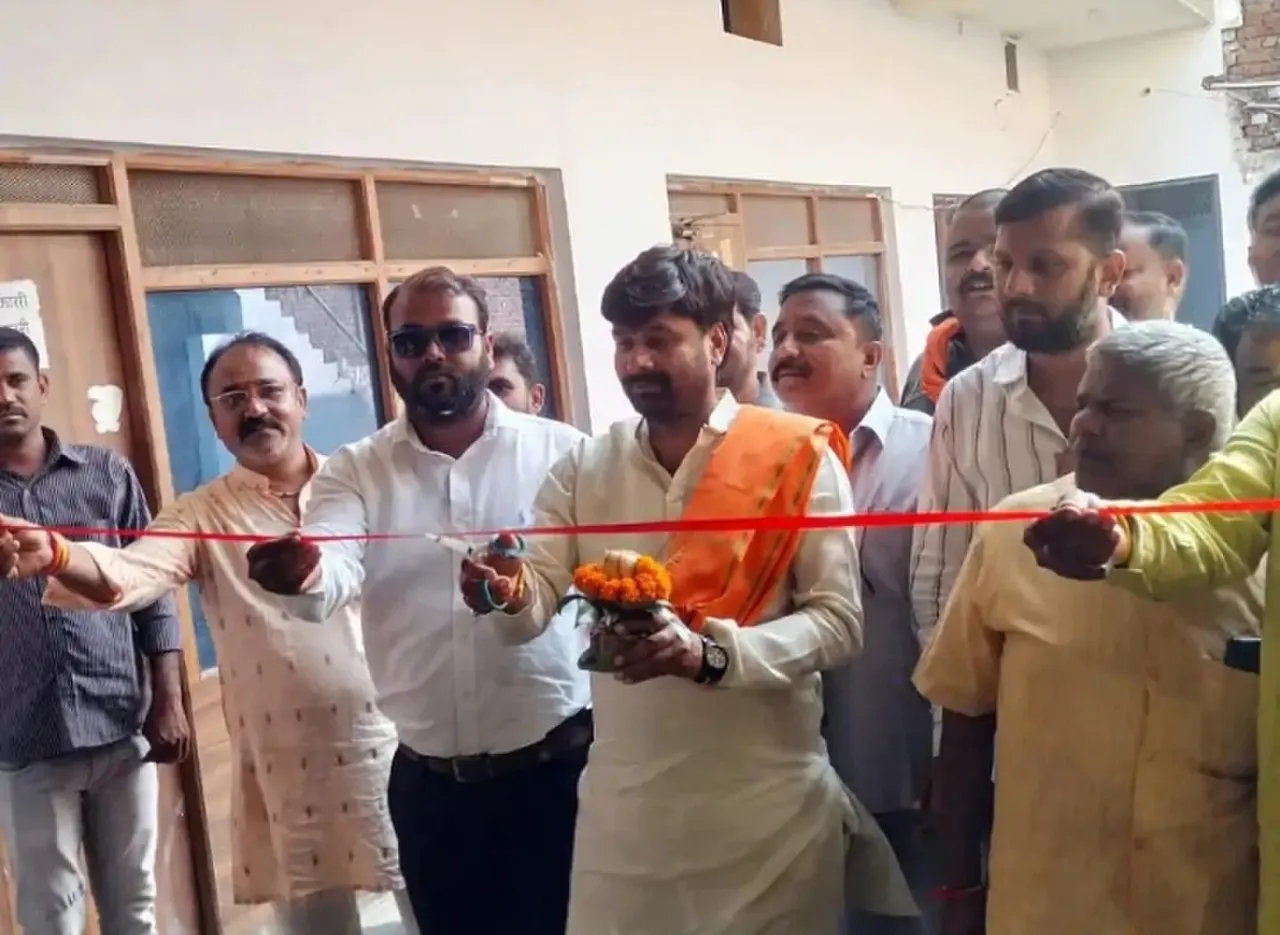 नगर पंचायत अध्यक्ष ने 
 घघसरा बाजार मे किया जिम का उद्घाटन