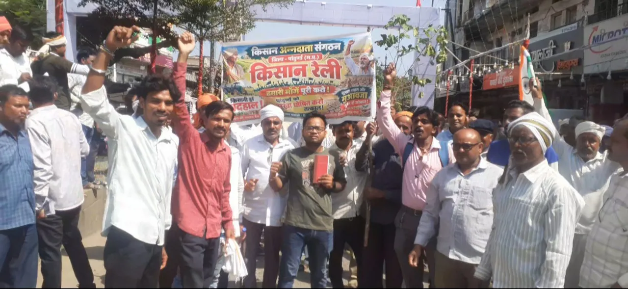 सूखे की मार से बेहाल किसानों का शक्ति प्रदर्शन, 15 दिन में राहत नहीं मिली तो आंदोलन की चेतावनी