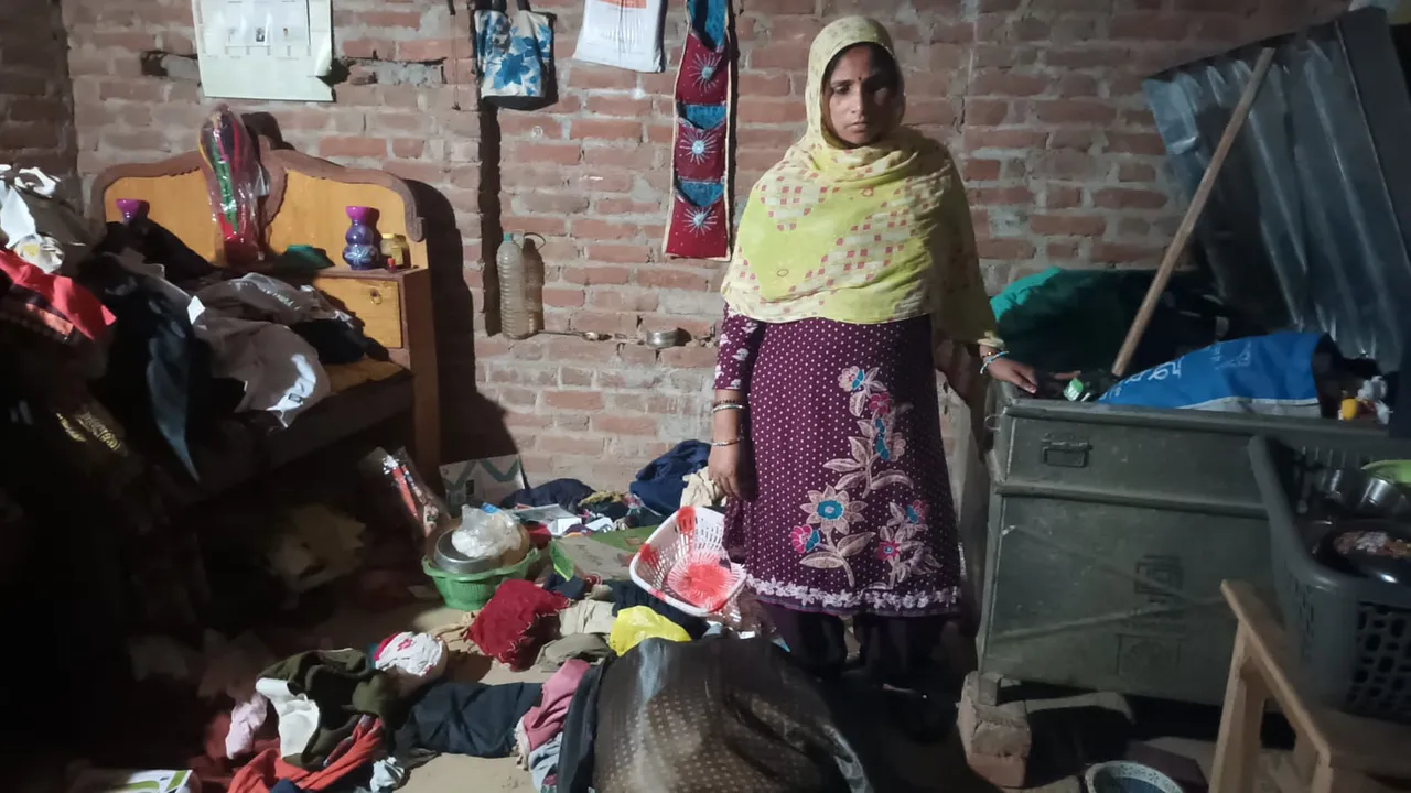बंद  मकान में छत के रास्ते से घुसकर चोरों ने किया हाथ साफ,