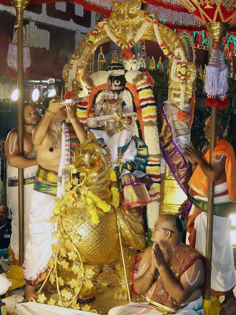 నవరాత్రి బ్రహ్మోత్సవాల్లో రెండో రోజు హంస వాహనంపై వీణాధారిగా, సరస్వతీ అలంకారంలో శ్రీ మలయప్పస్వామివారు భక్తులకు జ్ఞానప్రదా