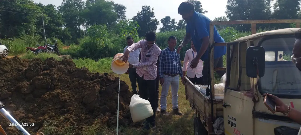 कुडवा येथील डेअरीत बुरशी, दुर्गंधी आणि अस्वच्छता उघड; 7 घरगुती गॅस सिलिंडर जप्त, वजनकाटाही जप्त