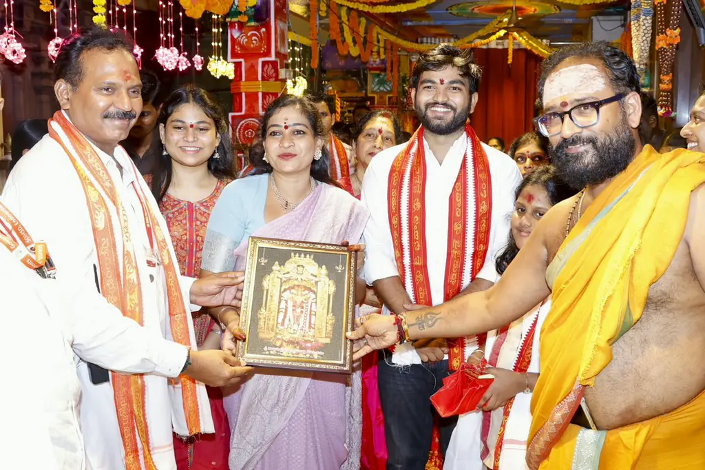 దసరా శరన్నవరాత్రుల వేళ ఇంద్రకీలాద్రిపై శ్రీ కనకదుర్గమ్మవారిని కుటుంబ సమేతంగా దర్శించుకుని, అమ్మవారి ఆశీస్సులు అందుకున్నా