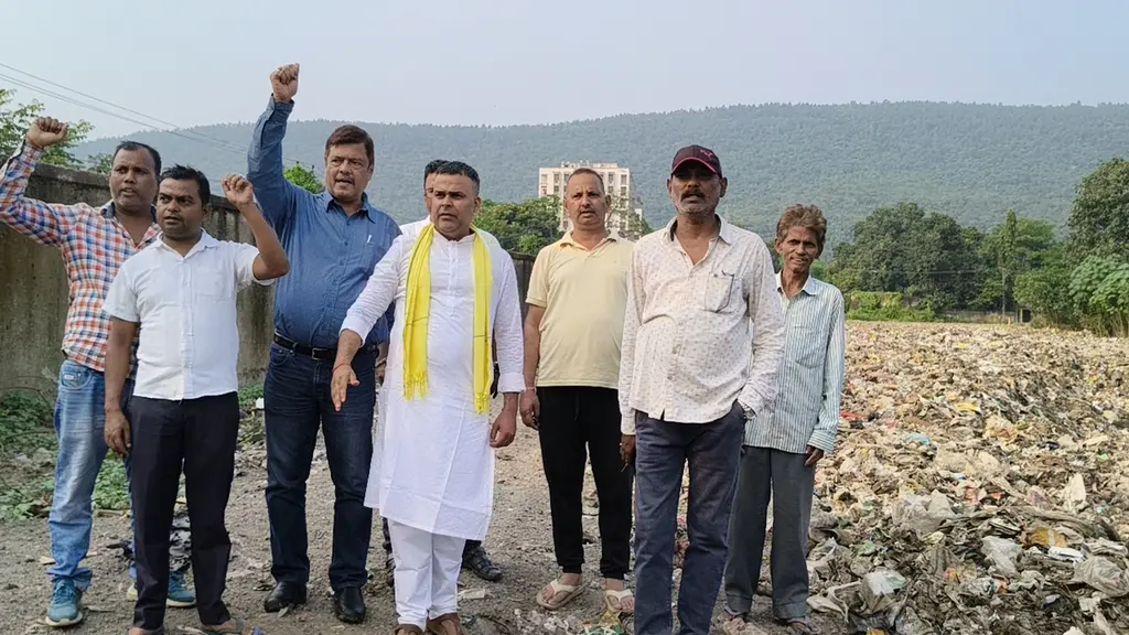 डिमना में कचरा डंपिंग यार्ड से लोग परेशान, दुर्गंध से जीना मुहाल; स्थानीय लोगों ने बंद कराया प्रवेश द्वार