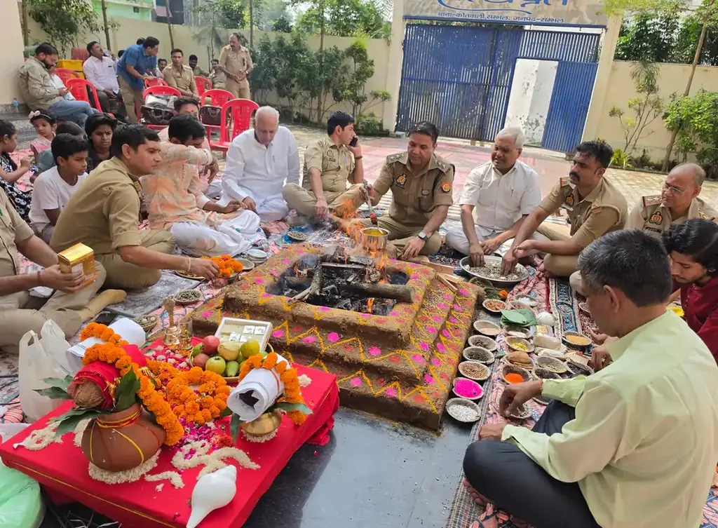 सत्यव्रत पुलिस चौकी पर मंत्रोच्चार के साथ हुआ यज्ञ,डीएम-एसपी ने दी आहुति।