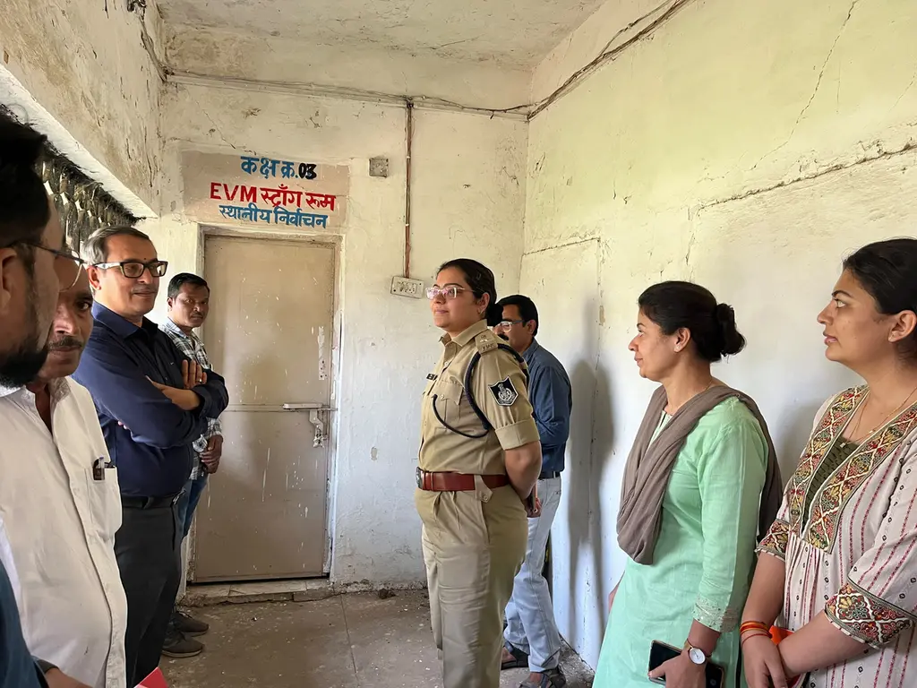 कलेक्टर एवं पुलिस अधीक्षक ने मंडी परिसर स्थित ईवीएम स्ट्रांग रूम का किया निरीक्षण