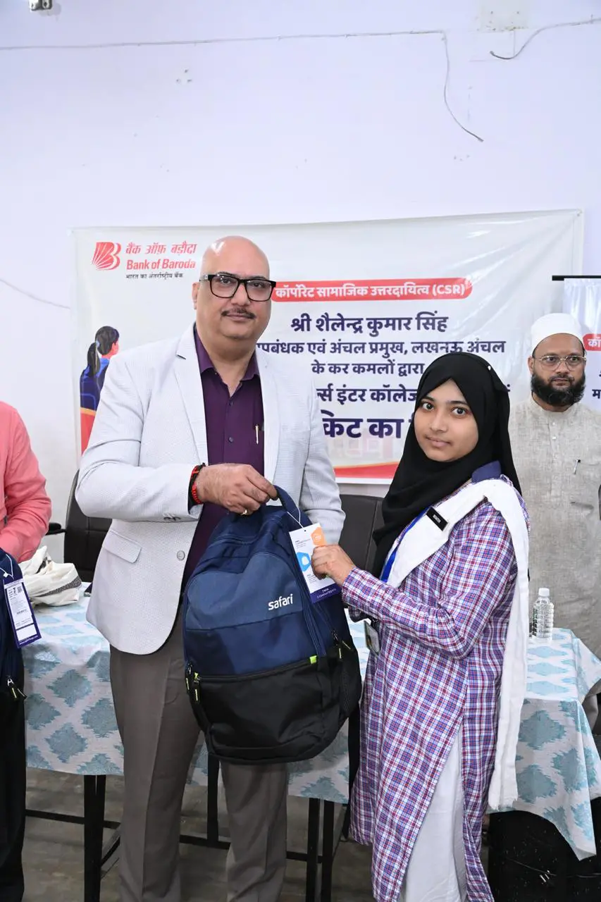 बैंक ऑफ बड़ौदा द्वारा वारसिया गर्ल्स इंटर कॉलेज में छात्राओं को स्कूल किट का वितरण