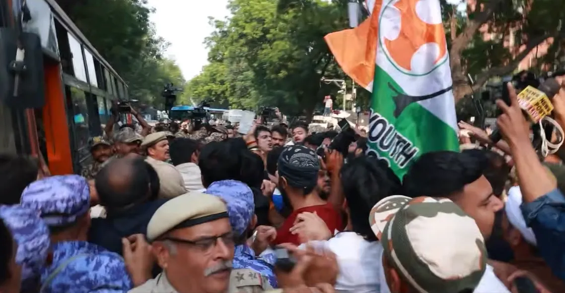 Jantar Mantar 2.0: Parliamentary Street thane पर IYC Protest, Delhi Police घसीटकर ले गई Protesters |