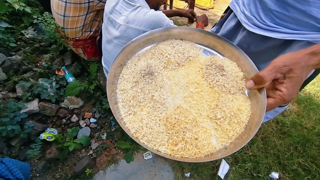 अनाज उतराने के खर्च पर पीडीएस दुकानदार और डीएसडी कर्मी आमने-सामने