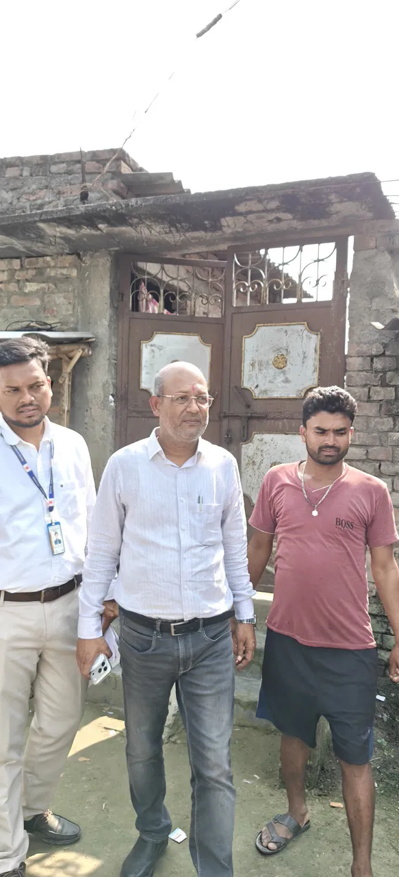 दो मंजिला पक्का मकान होने के बावजूद पीएम आवास योजना का लाभ लेने की शिकायत, जांच में हुआ खुलासा