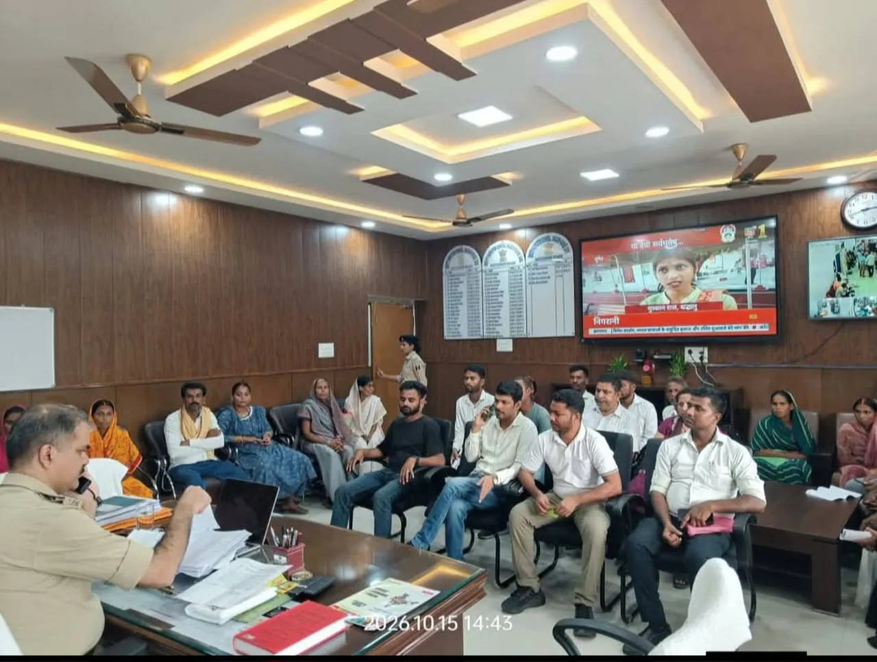 जब खाकी बनती है जनता का संबल :
 जनसुनवाई में उमड़ी उम्मीदें,
"न्याय की चौखट पर विश्वास की दस्तक"