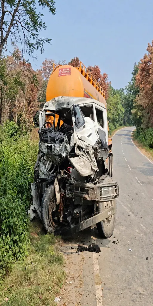 हाथीनाला में हाइवा और बल्कर की आमने-सामने टक्कर, केबिन में फंसा चालक, दो घायल*